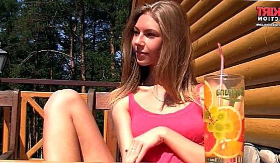 На следующий день крошка вновь пришла к любимому и он моментально повел ее в спальную комнату, порно видео